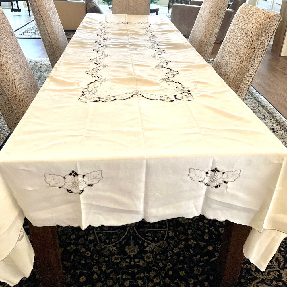 RARE FIND. Madeira Richelieu tablecloth w/6 matching napkins. 10.2'x5.7'